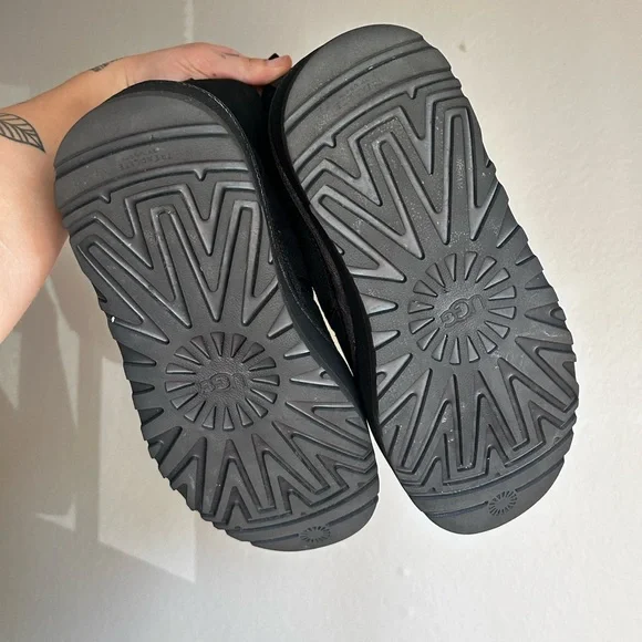 EXCELLENT condition black platform suede Neumel Uggs - Picture 5 of 9